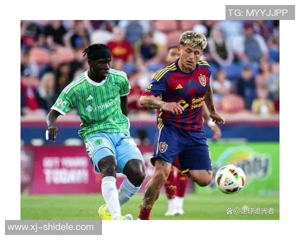 足球明星乘坐豪华球车出行引发球迷热议与关注 足球明星乘坐豪华球车出行引发球迷热议与关注