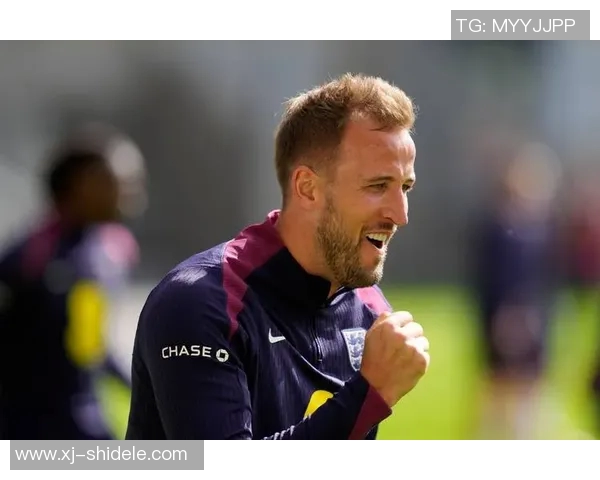 足球明星凯恩在比赛中展现卓越技艺助球队争夺胜利的精彩瞬间