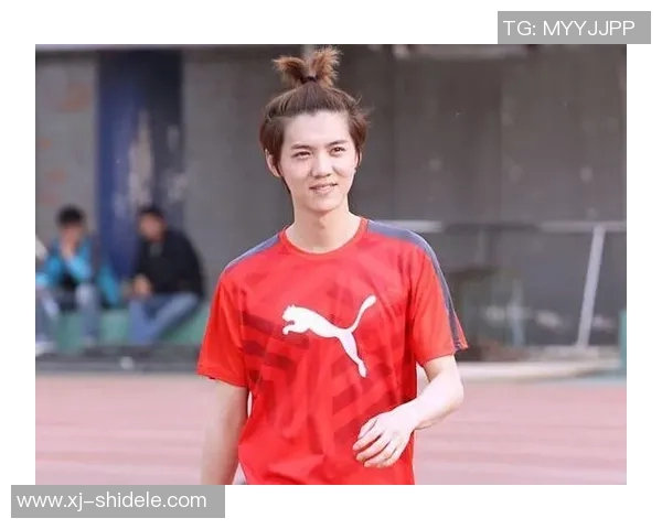 足球明星扎小辫的独特风格与赛场魅力揭秘